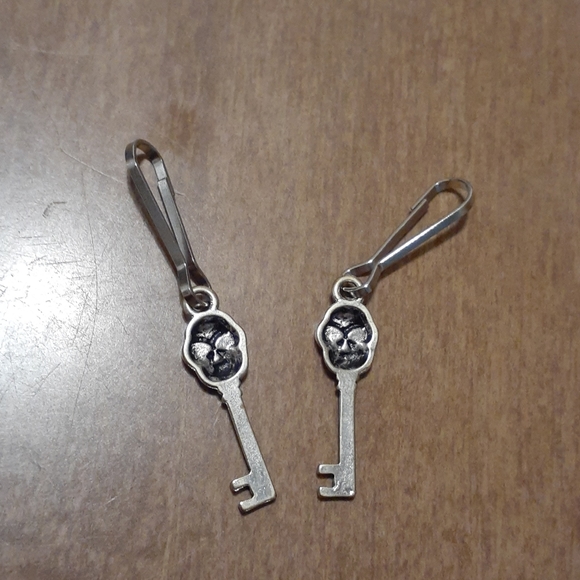 Set of 2 Skull Key Clip-On Attachments - Picture 4 of 4